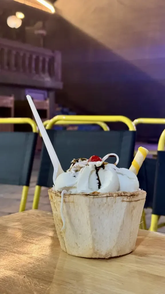un gelato tradizionale in una noce di coccU