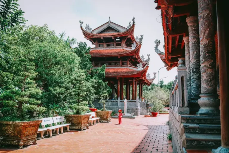Centro Vietnam - Pagoda rossa e nera
