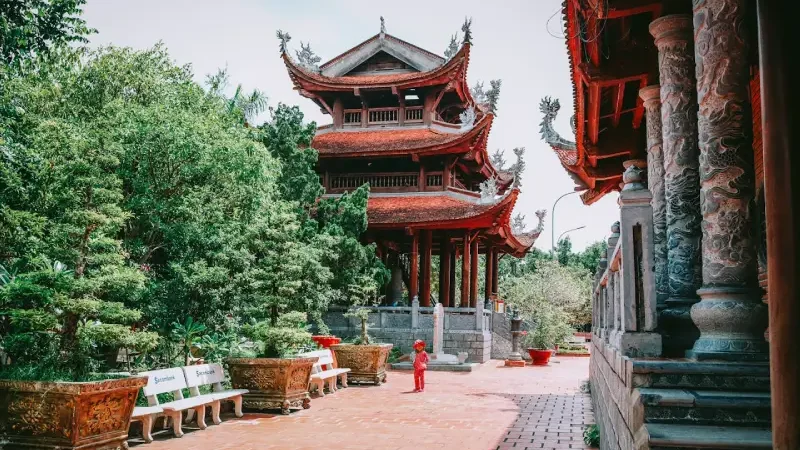 Centro Vietnam - Pagoda rossa e nera