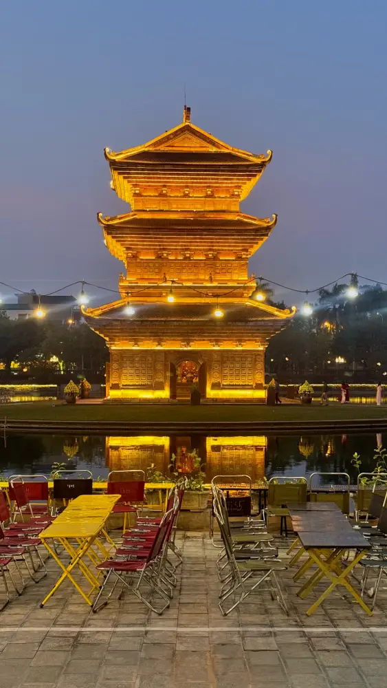 una pagoda a Ninh Binh di sera