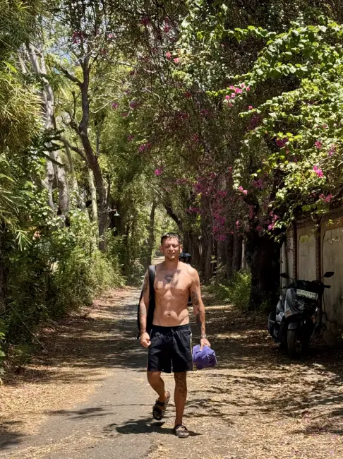 io in una strada di Desa Premuteran