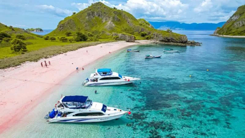 Piccole imbarcazioni a pink beach