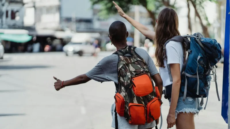 due ragazze che fanno autostop