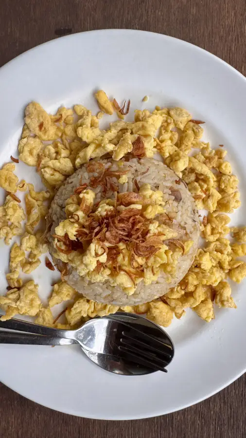 Nasi Goreg guarnito con uova fritte