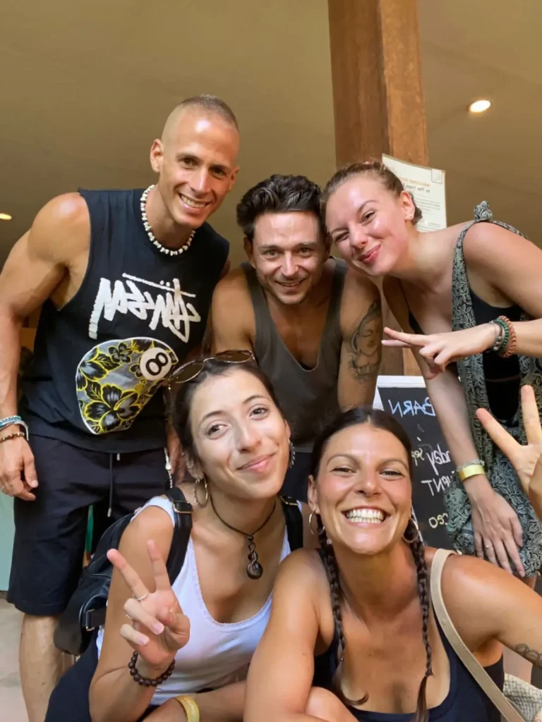 Un grupo di compagni di viaggio