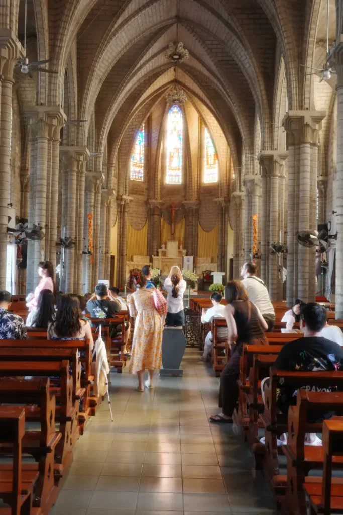 Chiesa di pietra vista da dentro