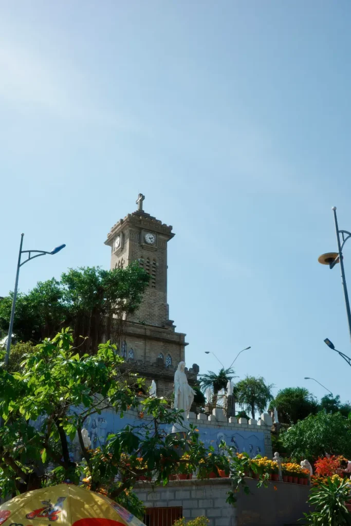basilica di pietra vista da lontano