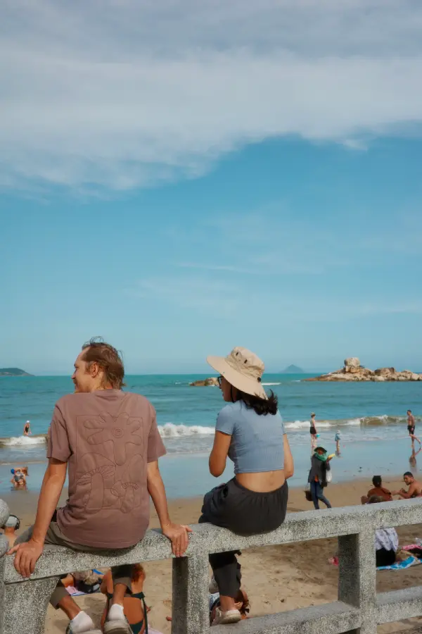 due persone sul lungomare