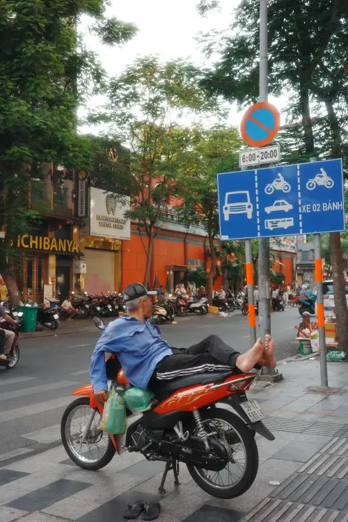 uomo in equilibrio su un motorino