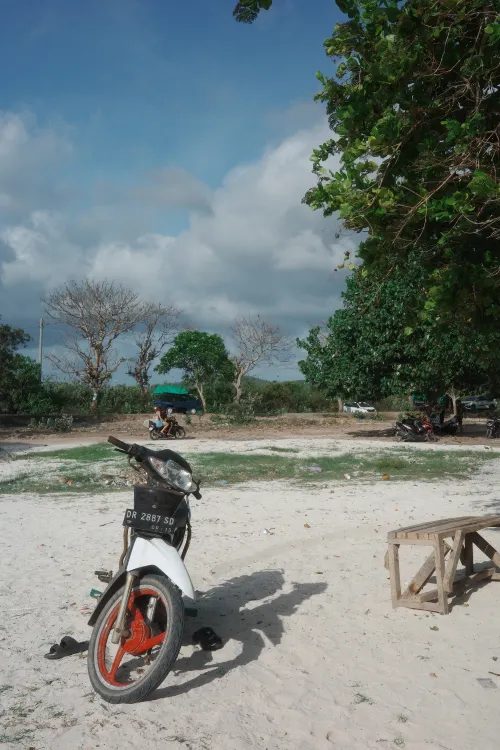 motorino parcheggiato in spiaggia