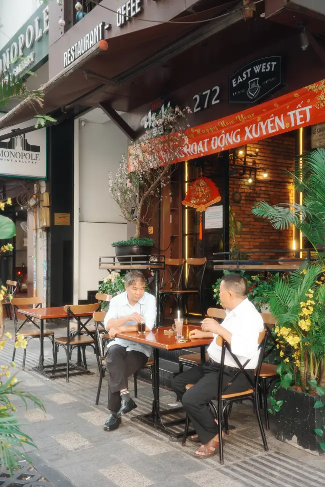 due persone che parlano e bevono caffe