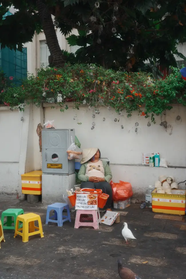 persona che dorme sul ciglio della strada