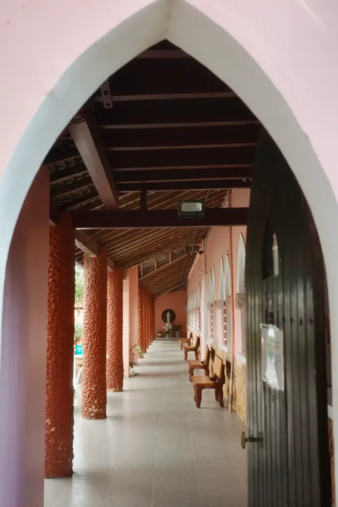 Domaine de Marie vista soto un arco
