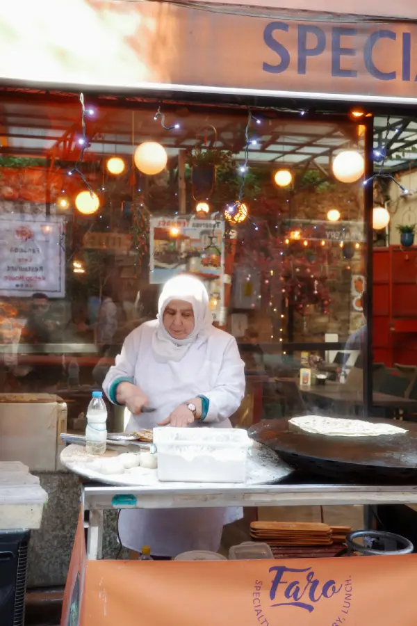 donna che prepara da mangiare