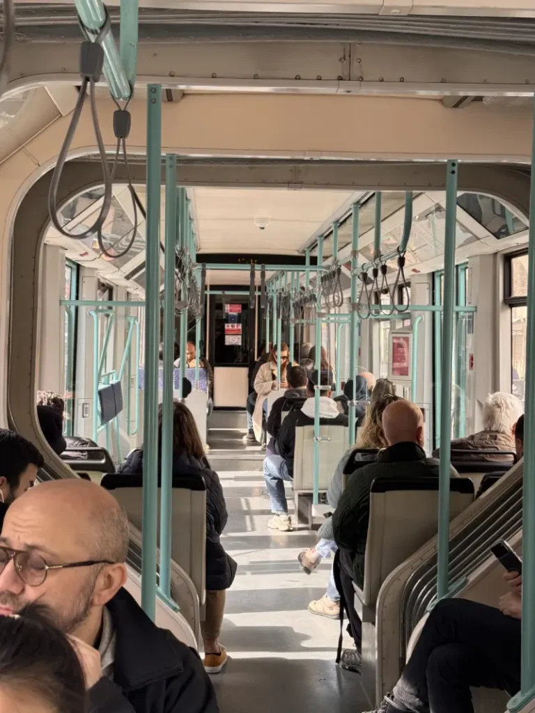 vista di un tram linea M1