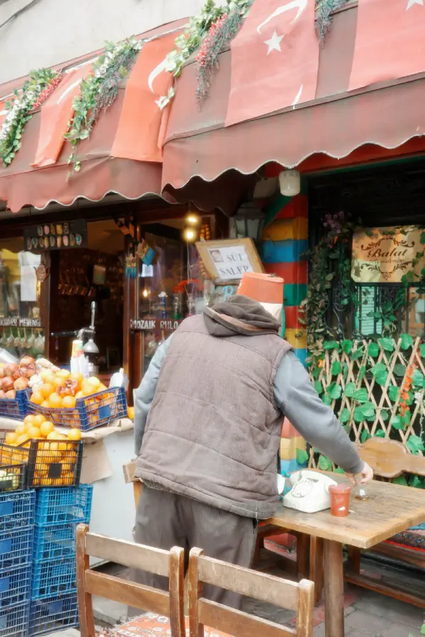 negoziante ai quartieri di Istanbul