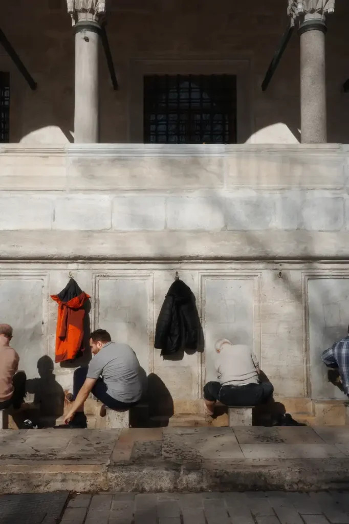 abluzioni vicino la moschea