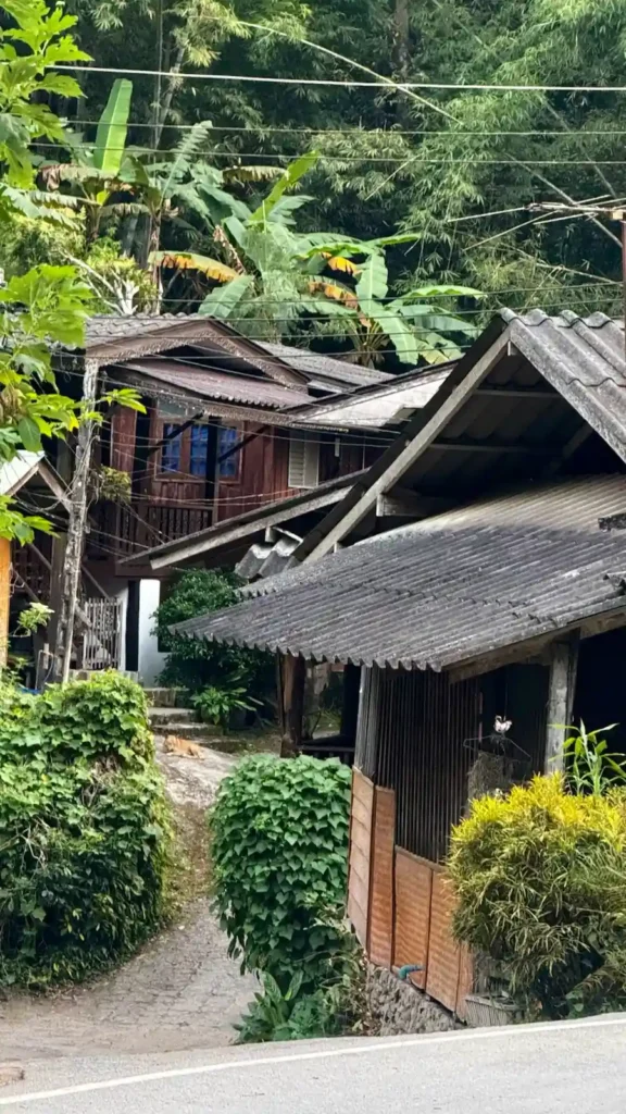 una piccola strada di mae kampong