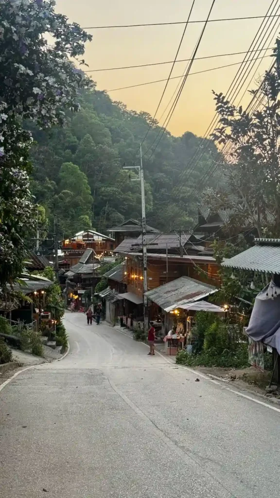 la strada principale del villaggio di Mae-kampong 