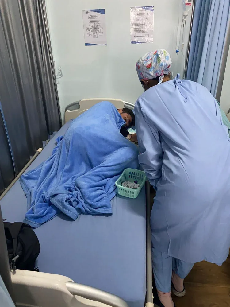 Personale sanitario assiste un paziente ricoverato per Bali Belly a Ubud
