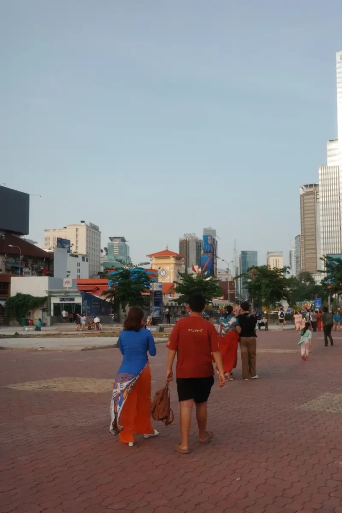 Persone che passeggiano nel centro di Ho chi Min
