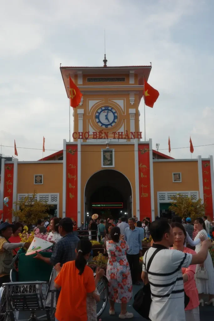 Centro di Ho Chi Minh City con mercato Ben Thanh e grattacieli