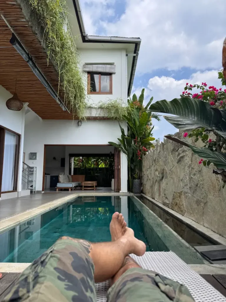 io in una villa a Bali con piscina