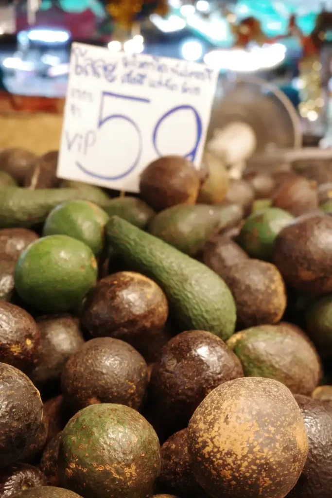 avocado in una bancarella