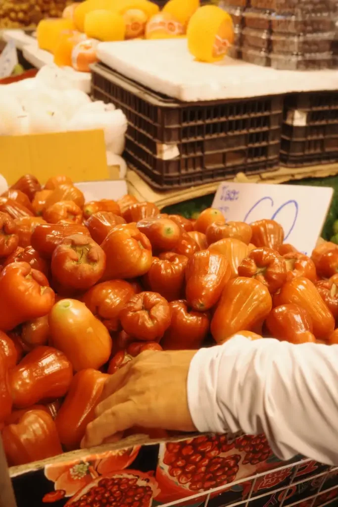 mele d'acqua in un mercato