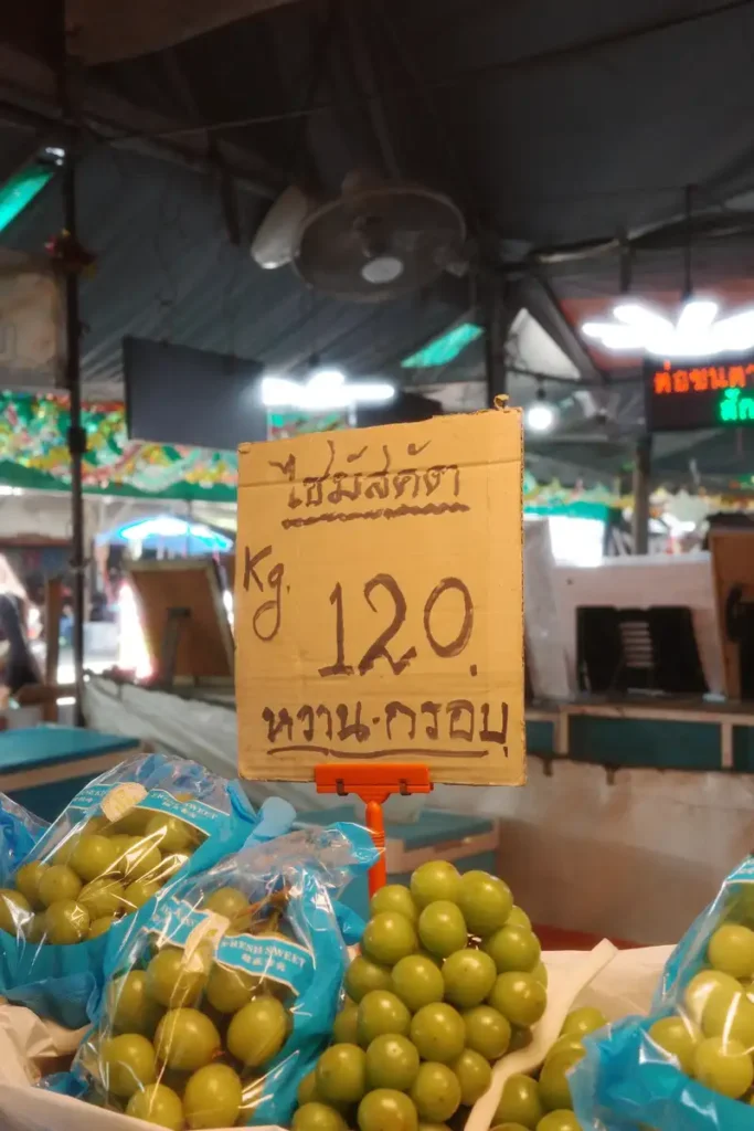 bancarella di frutta fresca in un mercato in thailandia
