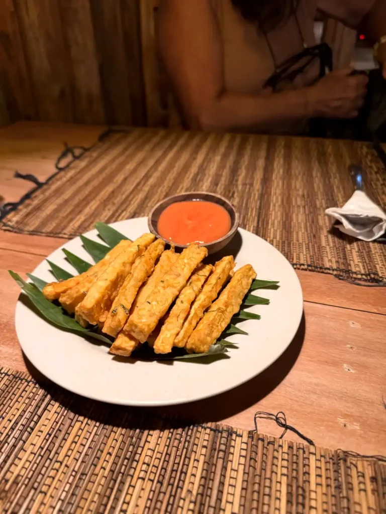 un piatto di tempeh fritto
